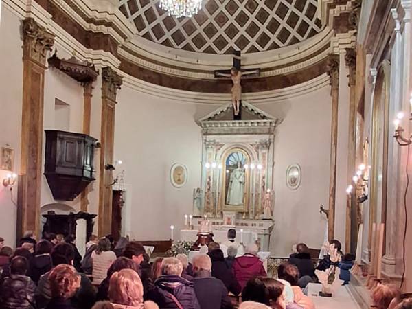A Scanno la seconda “Peregrinatio Mariae” non si è svolta all’aperto, ma nella chiesa della Madonna del Carmelo per timore della pioggia