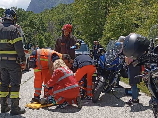 Un branco di cinghiali contro una coppia di motociclisti a Casale di Cocullo