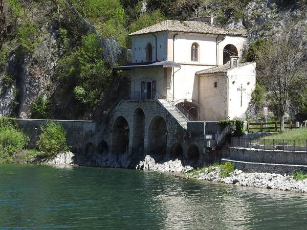 VITTORIA, la bella ragazza che cullava un figlio che non arrivava