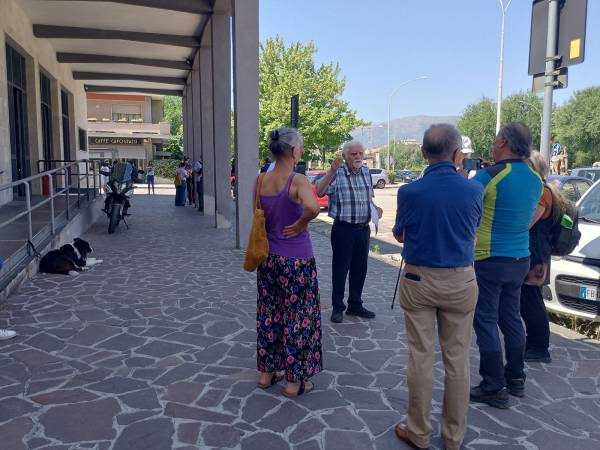 NO SNAM: SVOLTA, NONOSTANTE IL DIVIETO,  LA  CONFERENZA  STAMPA  DAVANTI  AL  TRIBUNALE