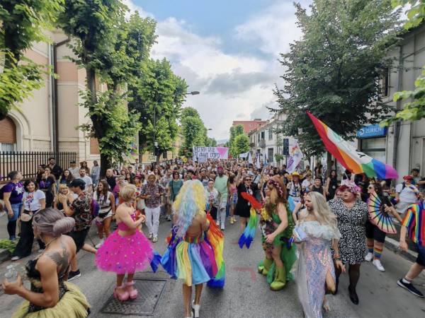 “Abruzzo Pride 2025: Rivoltorse" conquista la Marsica – Oltre 1.300 persone in corteo nella Marsica