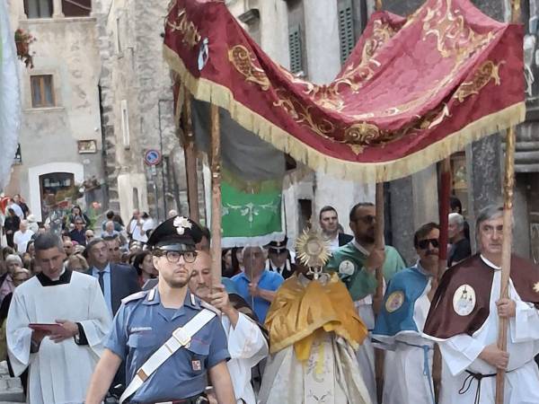 La processione del Corpus Domini a Scanno con l’infiorata