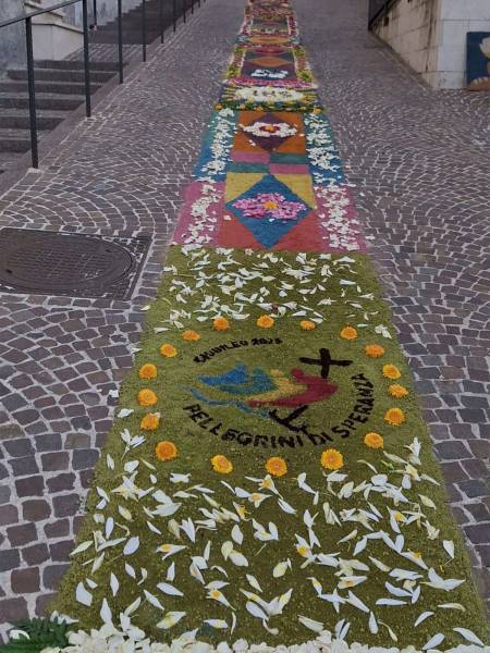 La processione del Corpus Domini a Scanno con l’infiorata
