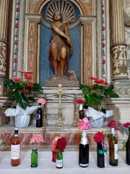 Il rito del vino benedetto a Scanno nella festa di San Giovanni Battista
