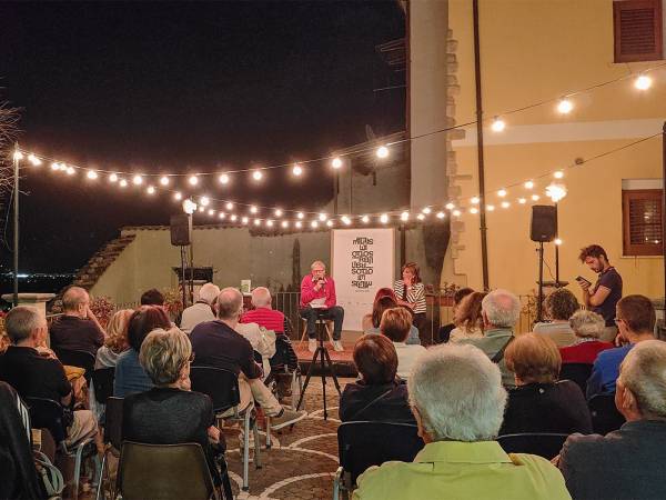 Lo scrittore abruzzese è intervenuto a Bugnara nel corso della rassegna "Libri sotto le Stelle"