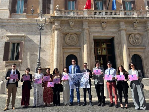 IL DDL DI INIZIATIVA POPOLARE PER TAGLIARE L’IVA SUI PRODOTTI PER L’IGIENE FEMMINILE E LA PRIMA INFANZIA