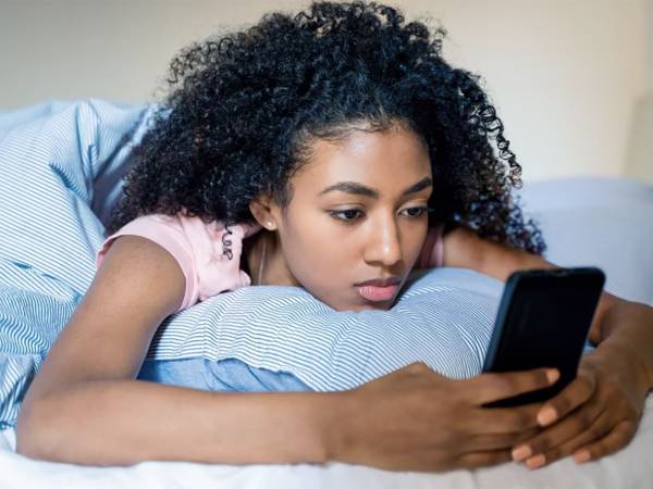 Adolescenti e smartphone: il vero rischio per la salute mentale è la dipendenza
