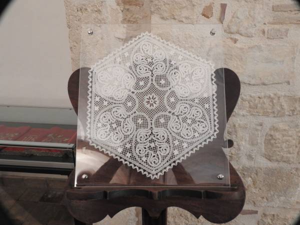 Inaugurazione a Scanno della mostra sul merletto a tombolo nell’arte sacra