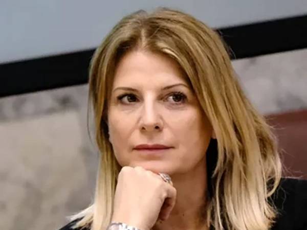 È Fausta Bergamotto, sottosegretario di stato, l’autorità di governo delegata al corteo e al rito di apertura della Porta Santa