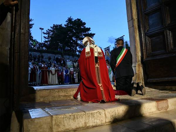 731ª Perdonanza Celestiniana: chiusa la Porta Santa e Corteo di rientro