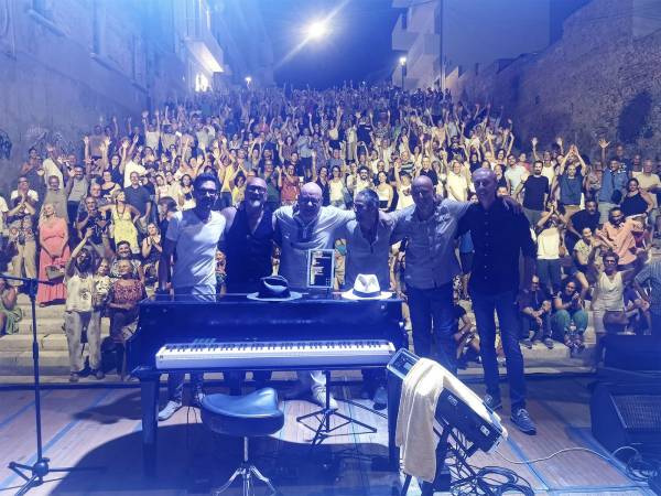 "UN GIORNO INSIEME" TRIBUTI A LUCIO DALLA, 883 E NOMADI 