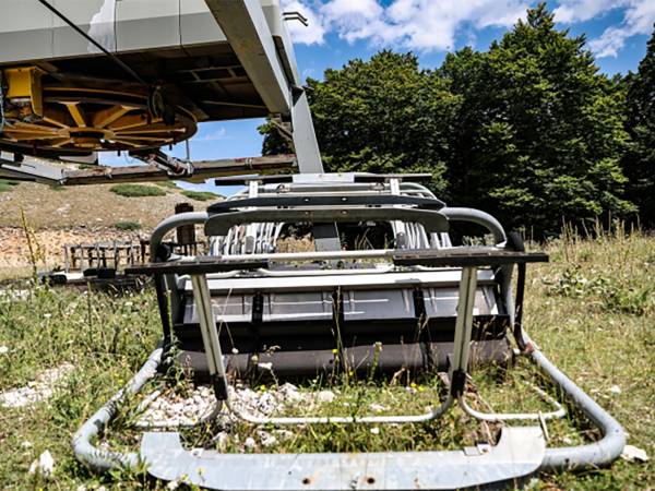 DA “L’ALTRA MONTAGNA” REPORTAGE SUGLI IMPIANTI SCIOVIARI DI SCANNO ABBANDONATI E PERICOLANTI