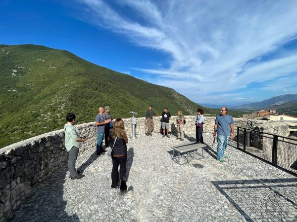 Biologhe statunitensi in visita alle Comunità a Misura d’Orso dell’Appennino centrale