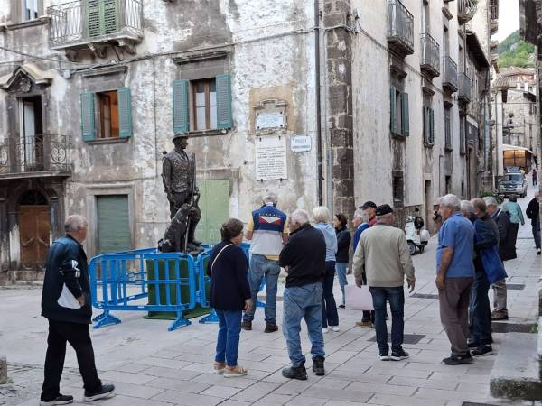 È iniziata a Scanno la “peregrinatio“ della statua del pastore dell’artista Antonio D’Alessandro