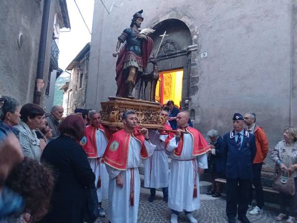 Ieri a Scanno vigilia della  festa di S. Eustachio: la statua del Santo è stata portata dalla sua chiesa a quella parrocchiale