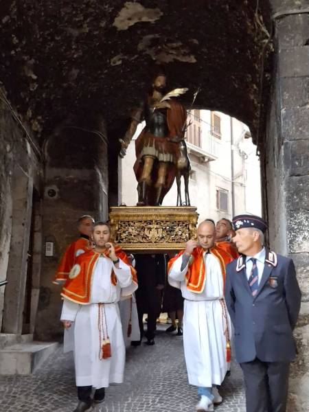 Ieri a Scanno vigilia della  festa di S. Eustachio: la statua del Santo è stata portata dalla sua chiesa a quella parrocchiale