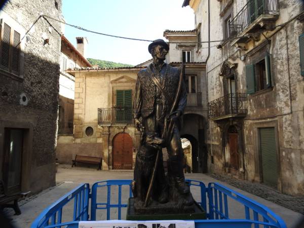 La statua del “Pastore Errante” in cerca di una dimora