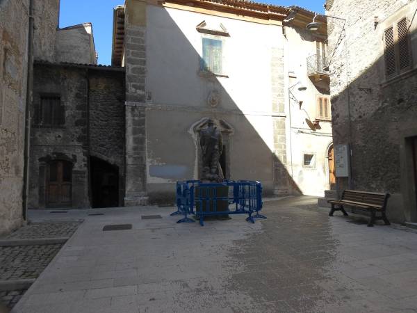 La statua del “Pastore Errante” in cerca di una dimora