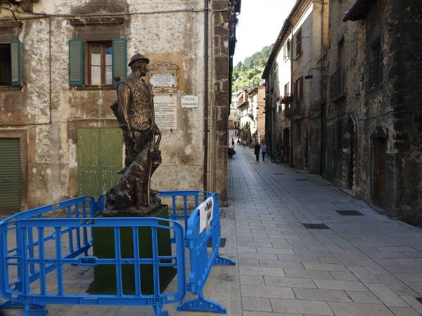 La statua del “Pastore Errante” in cerca di una dimora
