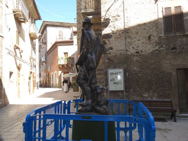 La statua del “Pastore Errante” in cerca di una dimora