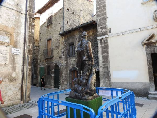 La statua del “Pastore Errante” in cerca di una dimora