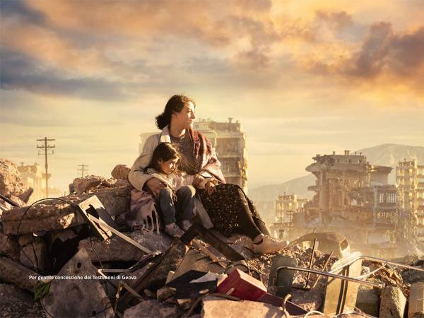  I Testimoni di Geova offrono speranza di pace nel mondo attraverso la rivista “La Torre di Guardia”