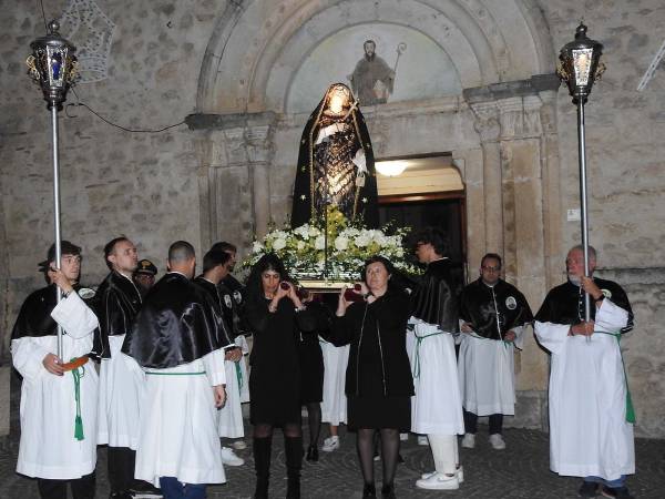 A Villalago una suggestiva fiaccolata per la festa della Madonna Addolorata