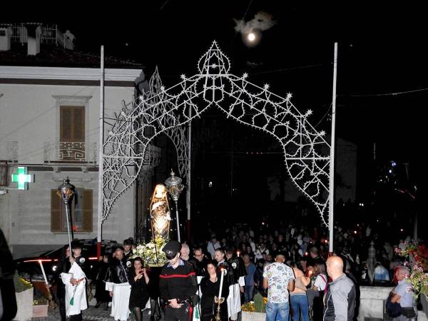 A Villalago una suggestiva fiaccolata per la festa della Madonna Addolorata