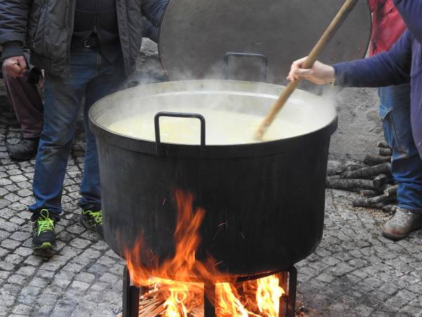 Si è svolta ieri a Scanno la tradizionale offerta delle “Sagne con la ricotta”
