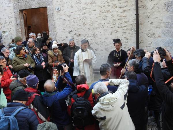 Si è svolta ieri a Scanno la tradizionale offerta delle “Sagne con la ricotta”