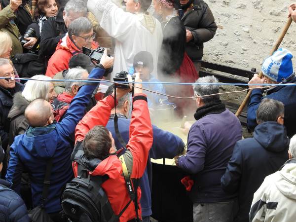 Si è svolta ieri a Scanno la tradizionale offerta delle “Sagne con la ricotta”