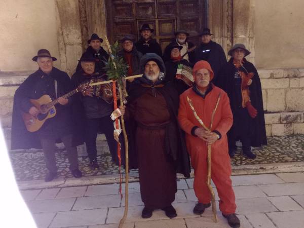 Castelvecchio Subequo rinnova il rito dei Compari di Sant'Antonio per esorcizzare il male