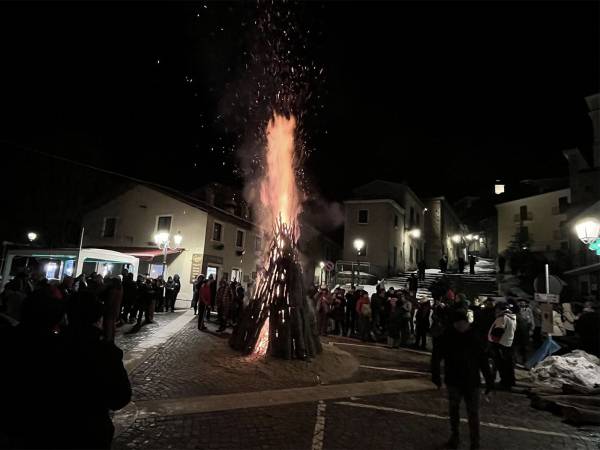 OGGI E DOMANI LE “FANOGLIE” A VILLALAGO PER LA FESTA DI SAN DOMENICO ABATE