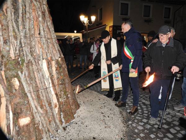 A Villalago la festa di S. Domenico Abate con l’accensione della grande fanoglia cittadina
