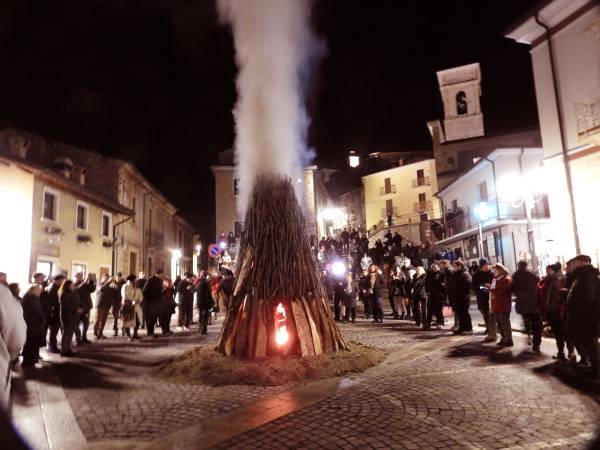 A Villalago la festa di S. Domenico Abate con l’accensione della grande fanoglia cittadina