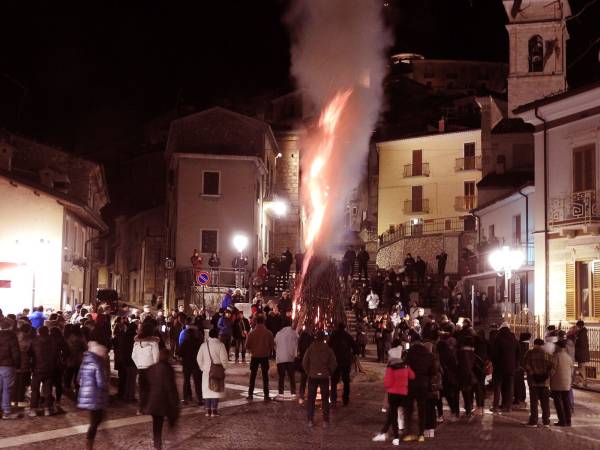 A Villalago la festa di S. Domenico Abate con l’accensione della grande fanoglia cittadina