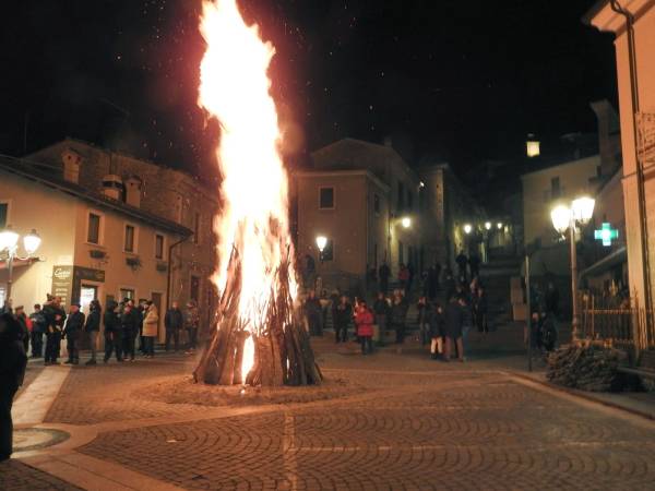 A Villalago la festa di S. Domenico Abate con l’accensione della grande fanoglia cittadina