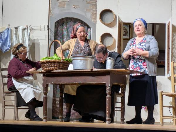 La memoria rivive al Pala Dean Martin: grande successo per lo spettacolo "Lu trene passe... e arpasse…"