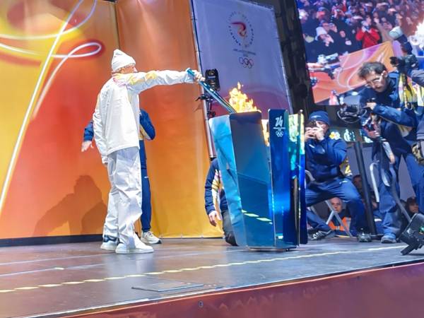 Milano-Cortina 2026, acceso a Pescara il braciere della Fiamma Olimpica