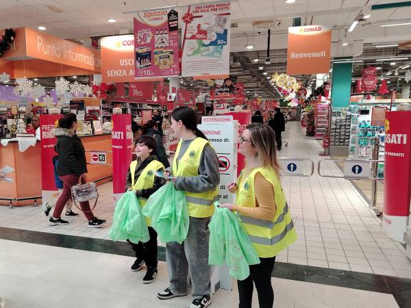 17 QUINTALI DI SOLIDARIETÀ: IL LIONS CLUB LANCIANO FRENTANIA IN CAMPO CONTRO LA FAME