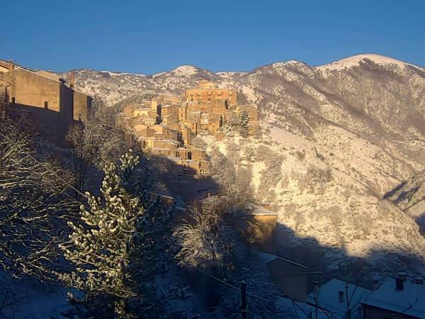 È scesa dai monti la neve a Villalago e a Scanno