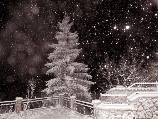 È scesa dai monti la neve a Villalago e a Scanno