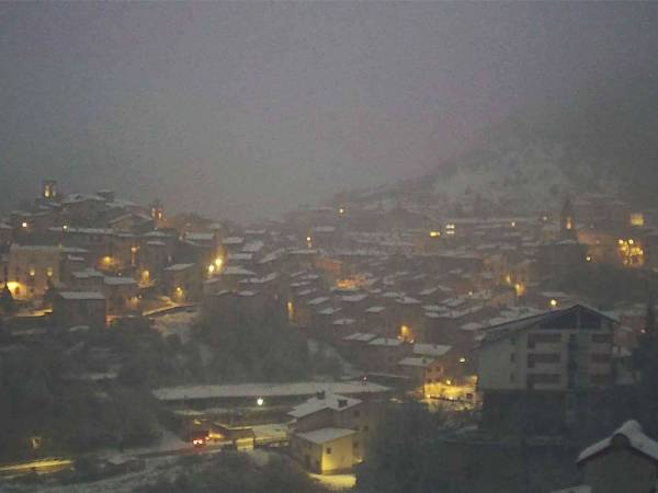 È scesa dai monti la neve a Villalago e a Scanno