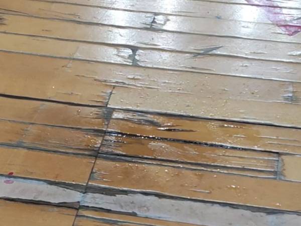 Palazzetto dello sport di Sulmona: impraticabile perché quando piove l'acqua entra nella struttura