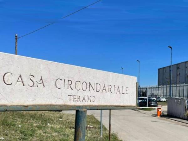Teramo, droga e cellulari nascosti nelle scarpe e nei pacchi postali: rafforzati i controlli nel carcere