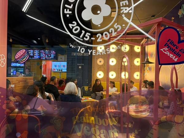 Un nuovo appuntamento con la cultura e la lingua inglese: torna l'English Book Club da Flower Burger Pescara