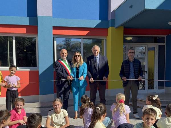 Concluso l'intervento di efficientamento energetico della scuola primaria Bosco, taglio del nastro con gli alunni