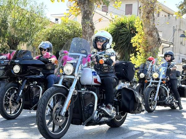 Pescara si è tinta di rosa, 900 partecipanti e 400 motociclette per la 6/a edizione dell’appuntamento della community femminile Harley-Davidson