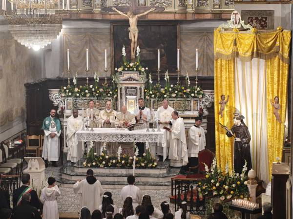 A Scanno il Pontificale del Card. Angelo Bagnasco e la processione aux flambeaux hanno festeggiato solennemente San Francesco