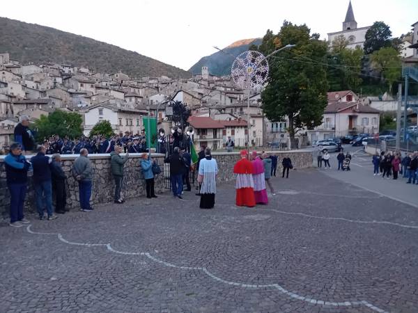 A Scanno il Pontificale del Card. Angelo Bagnasco e la processione aux flambeaux hanno festeggiato solennemente San Francesco